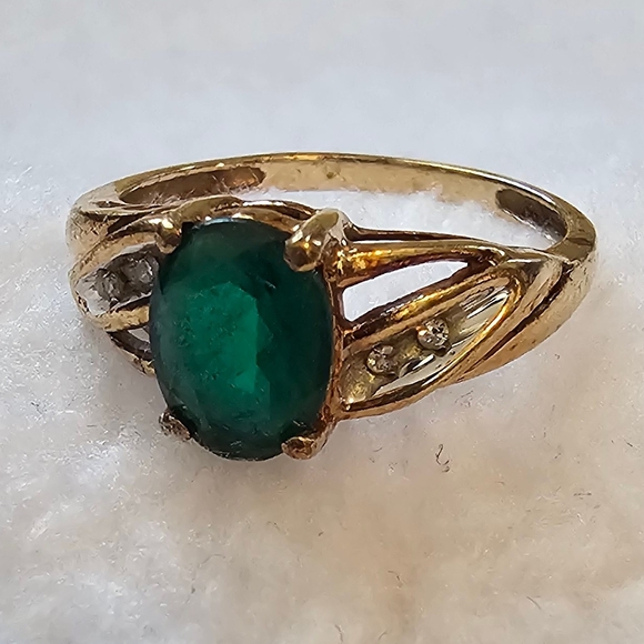 Jewelry - Vintage 1980 Oval Cut Emerald Gemstone and Gold Ring